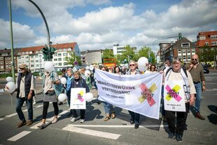 Demonstrierende mit Transparent für ein AfD-Verbot