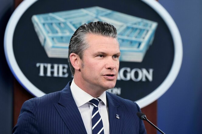 Pete Hegseth, hinter ihm das Logo des Pentagons