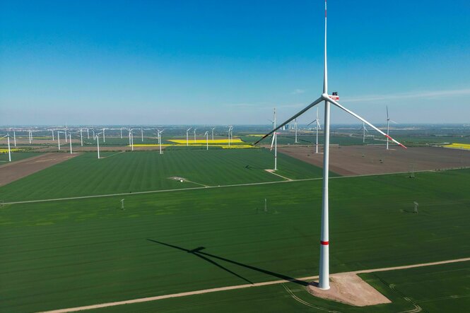 Im Energiepark Bad Lauchstädt südlich von Halle soll künftig mit Windenergie und Elektrolyse grüner Wasserstoff erzeugt.
