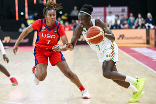 basketballerin Fatou Dieng will an ihrer Gegenspielerin vorbeidribbeln
