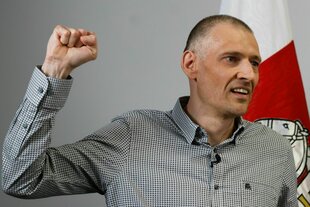 Sergej Tichanowski gibt sich bei einer Pressekonferenz nach seiner Freilassung in litauischen Vilnius am Sonntag kämpferisch
