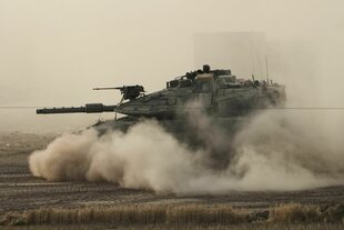 Ein israelischer Panzer bewegt sich im Süden Israels nahe der Grenze zum Gazastreifen.