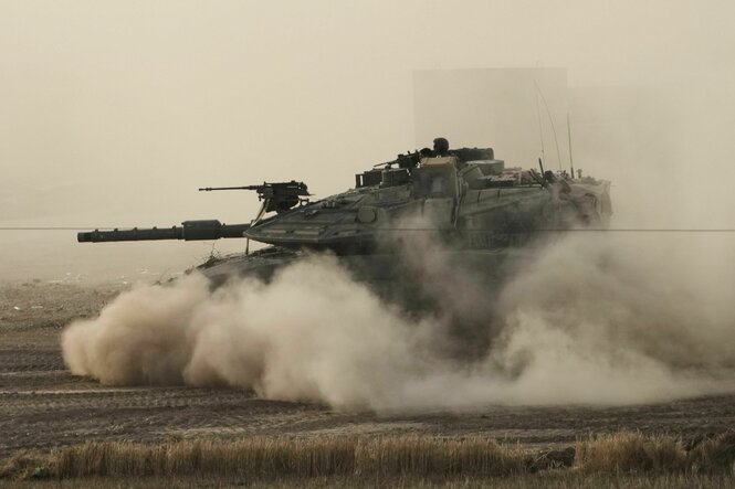 Ein israelischer Panzer bewegt sich im Süden Israels nahe der Grenze zum Gazastreifen.