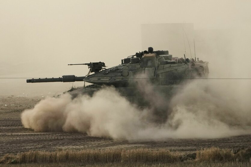 Ein israelischer Panzer bewegt sich im Süden Israels nahe der Grenze zum Gazastreifen.