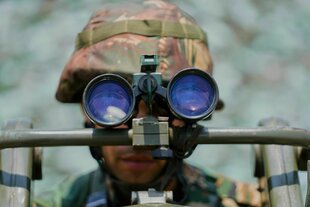 Soldaten mit Fernglas