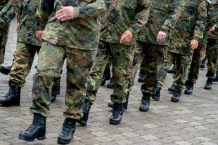 Soldaten marschieren in einer Reihe