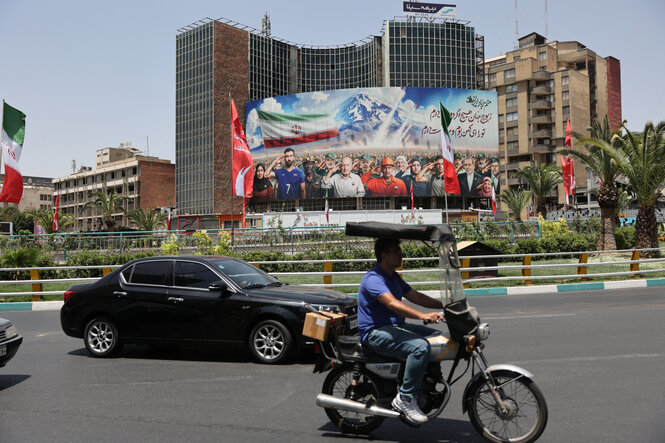 Propagandaplakat in Teheran einen Tag nach dem Angriff der USA