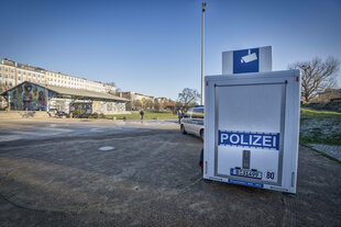 Videoüberwachungswagen der Polizei im Görlitzer Park, Kreuzberg, Berlin