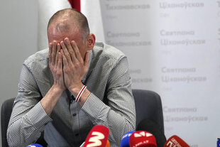 Ein Mann schläge die Hände vor dem Gesicht zusammen