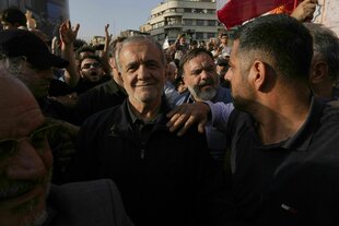Irans Präsident Massud Peseschkian am Sonntag in Teheran bei einer Kundgebung gegen den US-Angriff auf iranische Atomanlagen