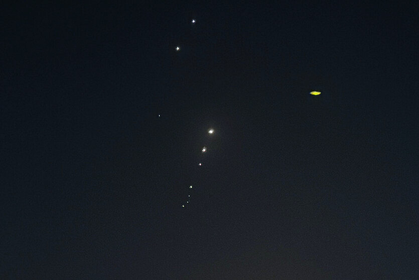 Lichtflecken an schqwarzem Himmel