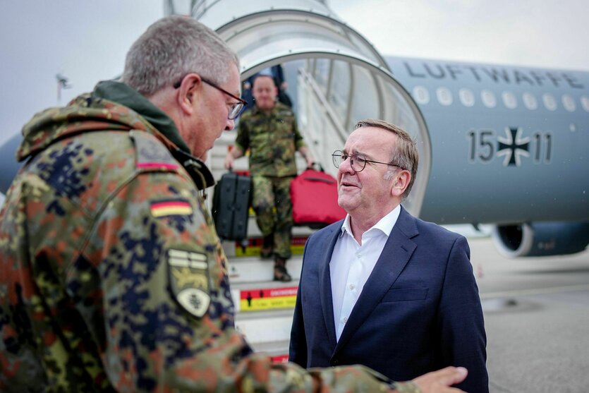 Pistorius auf einem Militärflughafen mit einem Bundeswehrsoldaten