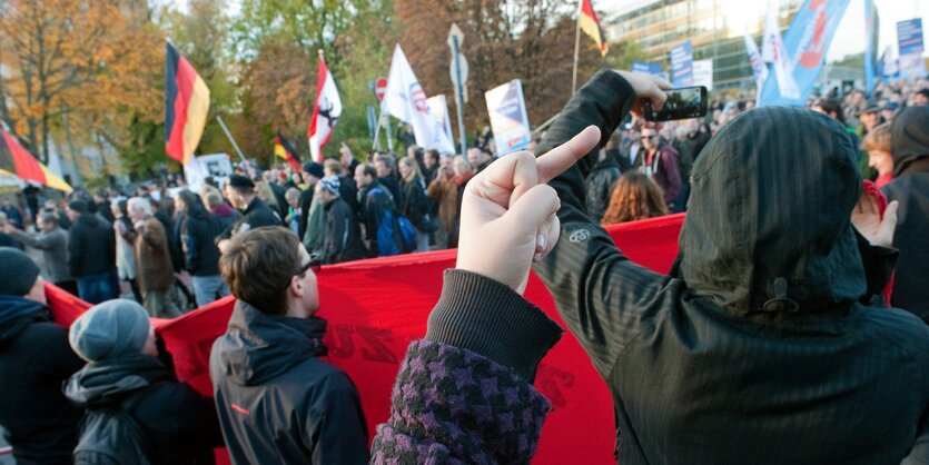 Demonstranten und Gegendemonstranten