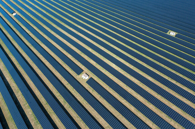 Eine Photovoltaikanlage, so weit das Auge reicht