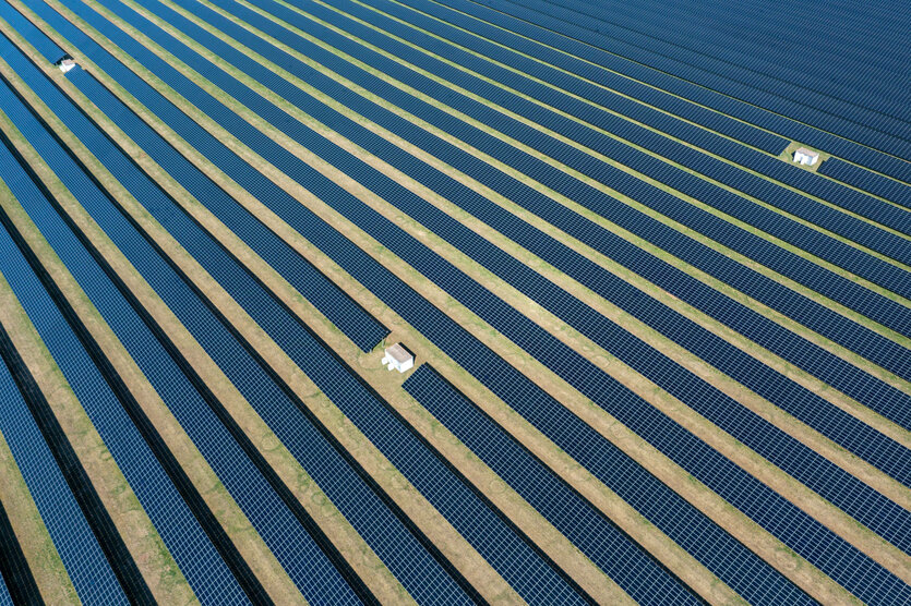 Eine Photovoltaikanlage, so weit das Auge reicht