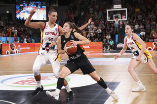 Deutschlands Jennifer Crowder setzt sich unter dem Korb gegen Spaniens Raquel Carrera durch.