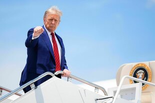 US-Präsident Donald Trump gestikuliert, als er an Bord der Air Force One geht
