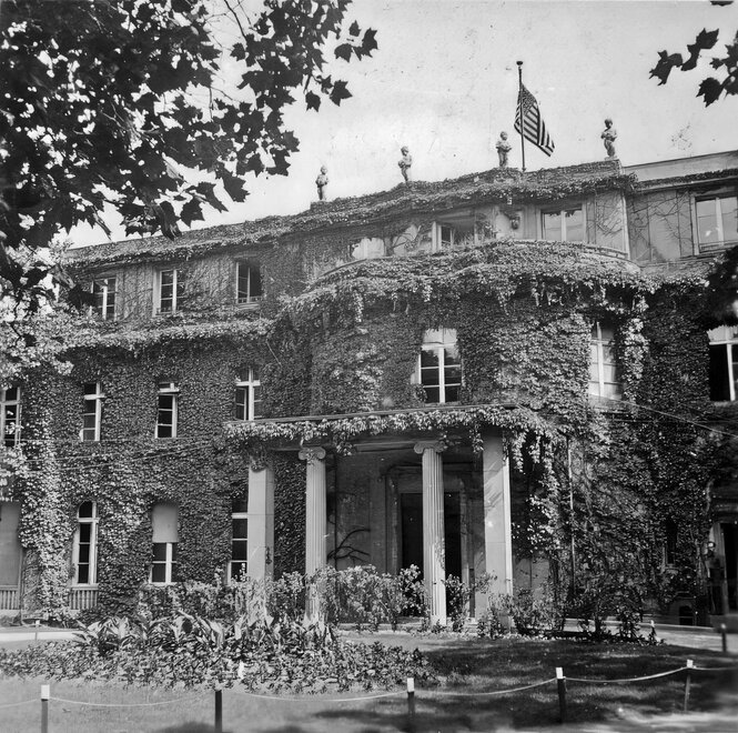 Schwarz-Weiß-Foto von der Villa am Wannsee, auf der die US-Flagge weht
