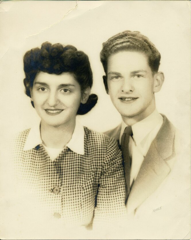 Ein altes Porträtfoto von einem Mann und einer Frau