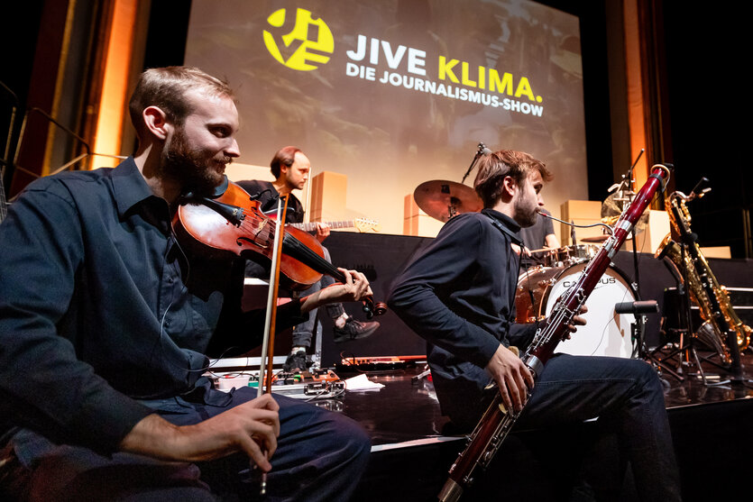 Musiker spielen auf der Bühne der Journalismus-Show Jive auf Kampnagel 2023