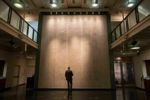 Ein Mann sthet in einer Ausstellung