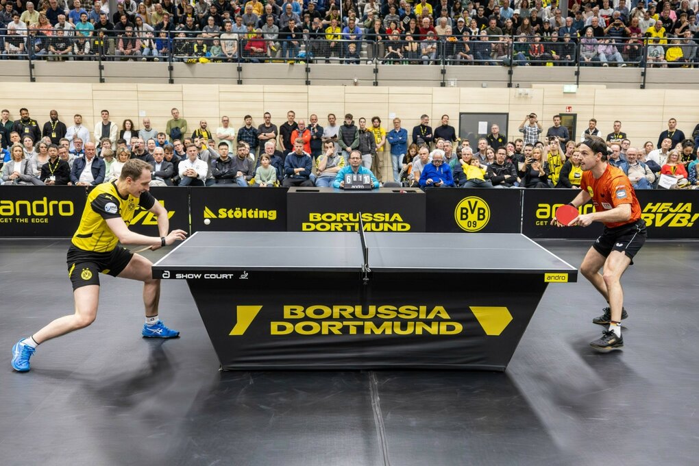 Zwei Männer spielen Tischtennis