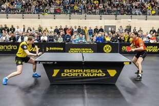 Zwei Männer spielen Tischtennis