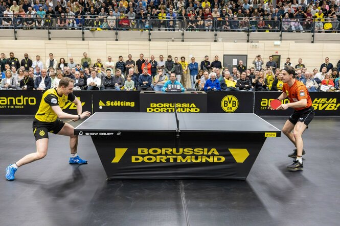 Zwei Männer spielen Tischtennis