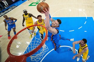 Isaiah Hartenstein stopft einen Ball durch die Reuse