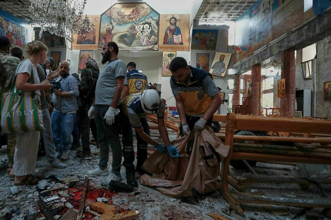 Aufräumarbeiten nach Selbstmordanschlag in einer syrischen Kirche