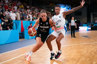Zwei Basketballspielerinnen während eines Zweikampfes