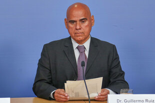 Guillermo Ruiz blickt in Gedanken, niedergeschlagen, in die Kamera