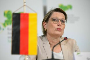 Stefanie Hubig (SPD), Bundesministerin der Justiz, sitzt während der Pressekonferenz zur Konferenz der Justizministerinnen und Justizminister der Länder auf dem Podium