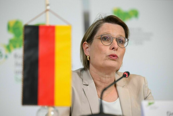 Stefanie Hubig (SPD), Bundesministerin der Justiz, sitzt während der Pressekonferenz zur Konferenz der Justizministerinnen und Justizminister der Länder auf dem Podium