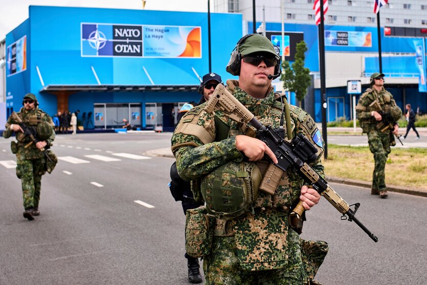Schwer bewaffnete Sicherheitskräfte stehen vor dem Veranstaltungsort des Natotreffens in Den Haag