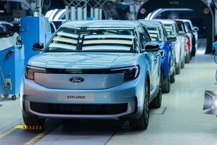 Ford-Elektroautos vom Typ Explorer stehen beim Produktionsstart in der Halle.