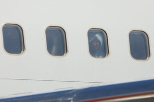 Ein Mann hinter einem Flugzeugfenster: Ankunft eines aus den USA abgeshiebenen Venezolaners am 17. Juni in Caracas