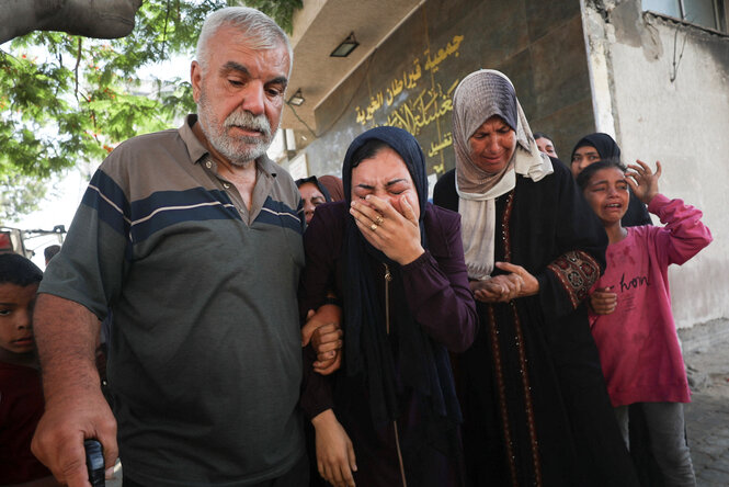 Trauernde bei einer Bestattung im Gazastreifen