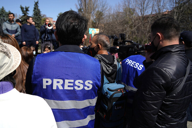 Demonstration in Almaty/Kasachstan. Journalisten müssen "Presse"-Jacken tragen