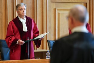 Ingo Kraft, Vorsitzender Richter des 6. Revisionssenats, steht am Richterpult