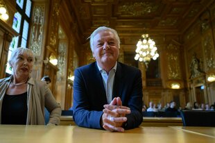 Jürgen Elsässer, Compact-Chefredakteur, und seine Ehefrau Stephanie Elsässer sitzen im Bundesverwaltungsgericht