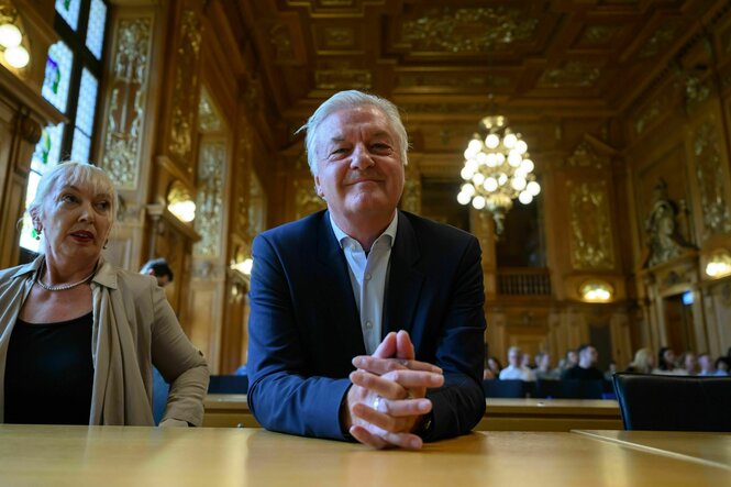 Jürgen Elsässer, Compact-Chefredakteur, und seine Ehefrau Stephanie Elsässer sitzen im Bundesverwaltungsgericht