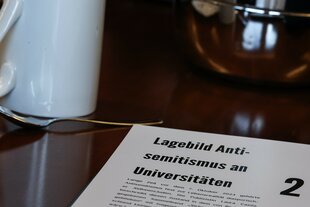 Eine aufgeschlagene Magazinseite mit der Überschrift 