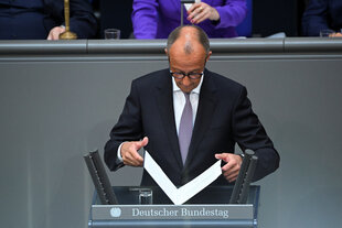 Friedrich Merz steht am Rednerpult im Bundestag
