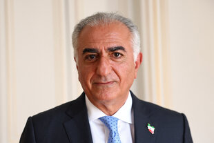 Porträt von Reza Pahlavi im Anzug