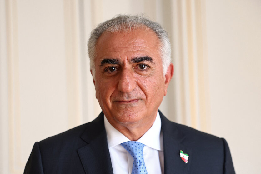 Porträt von Reza Pahlavi im Anzug