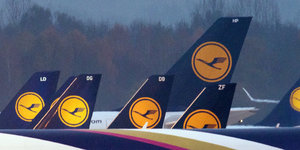 Parkende Flugzeuge der Lufthansa.