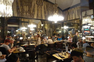 Ein klassisches elegantes und modernes Kaffeehaus in Wien, der Stil erinnert an die 1920er Jahre