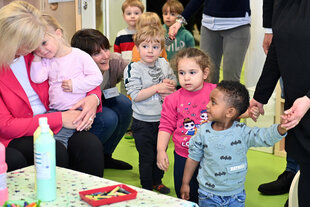 Erzieherinnen sprechen mit Kindern in einer Sprachkita in München