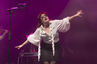 Künstlerin CMAT performt beim Neighbourhood Festival